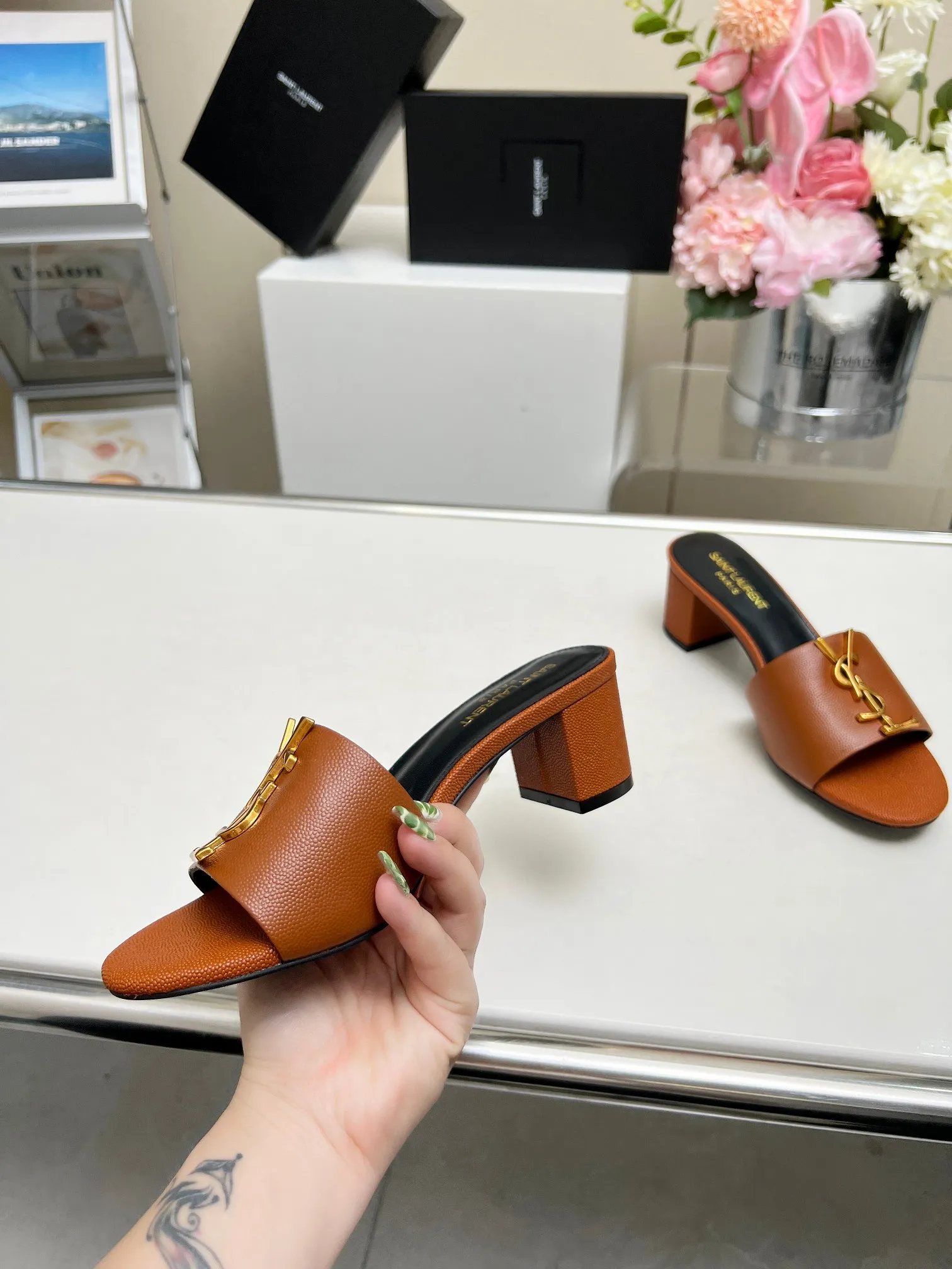 👟👟Ex-factory price 340👟👟 Genuine leather sole +30 Heel height: 5cm Fabric: Cow leather Pads: Sheep leather Size: 35-43 (42, 43 custom-made, non-returnable) [Saint Laurent] Saint Laurent 2024 counter synchronized new model, YSL-logo letter buckle decoration, high-quality and glamorous masterpiece, both temperament and fashion Classic and attractive design style, especially beautiful on the feet